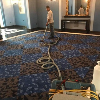Personal de jj carpet cleaners limpiando alfombra